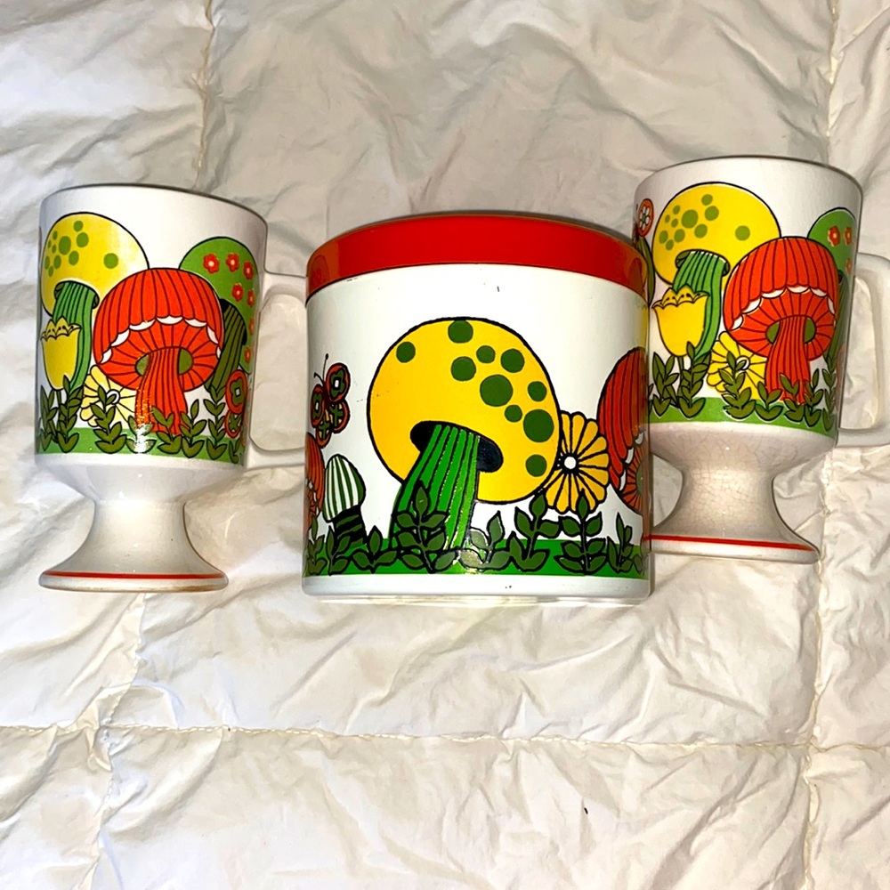 Vintage 70s mushroom coffee mugs and canister